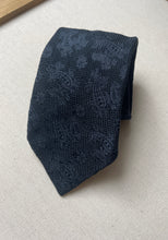 Charger l'image dans la galerie, Cravate paisley marine en grenadine de soie Made in France