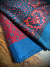 Charger l'image dans la galerie, Duo de pochettes paisley vintage en soie Made in England