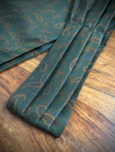 Charger l'image dans la galerie, Old England Paris X Michael Drake cravate ascot vintage à motif paisley Made in England