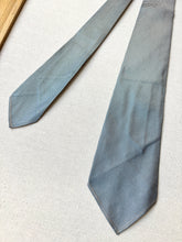Charger l'image dans la galerie, A. Sulka & Company cravate bleue vintage en soie naturelle soie