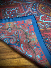 Lade das Bild in den Galerie-Viewer, Degand Brussels pochette florale vintage marine en soie Made in England