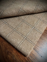 Načíst obrázek do prohlížeče Galerie, Kašmírový šátek Austin Reed béžové barvy s kostkou, vyrobený ve Skotsku