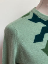 Charger l'image dans la galerie, The Scotch House pull vert amande col rond 100% cachemire Made in Scotland