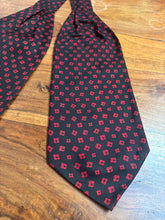 Load image into Gallery viewer, Cravate ascot vintage noire à motif géométrique Made in England