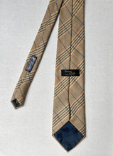 Lade das Bild in den Galerie-Viewer, Cravats of London cravate beige à carreaux en laine Made in England