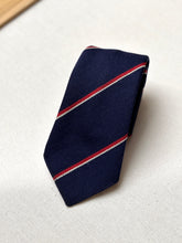 Charger l'image dans la galerie, Austin Reed cravate marine club en laine Made in England