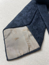 Charger l'image dans la galerie, Cravate paisley marine en grenadine de soie Made in France