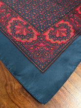 Charger l'image dans la galerie, Duo de pochettes paisley vintage en soie Made in England