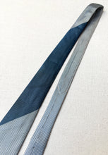 Charger l'image dans la galerie, A. Sulka & Company cravate bleue vintage en soie naturelle soie