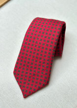 Lade das Bild in den Galerie-Viewer, Cravats of London cravate rouge en laine Made in England