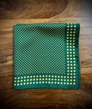 Charger l'image dans la galerie, Pochette de costume à pois en soie Made in Italy