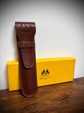 Afbeelding in Gallery-weergave laden, Didier Lamarthe étui à stylo en cuir grainé marron cognac