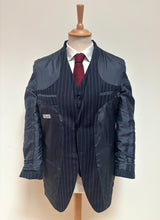 Charger l'image dans la galerie, Costume à rayures vintage trois pièces en pure laine peignée 48/M