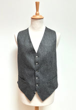 Charger l'image dans la galerie, Gilet de costume gris vintage en flanelle de laine 52/54