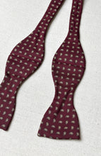 Load image into Gallery viewer, Men Sport Paris noeud papillon paisley bordeaux en soie Made in France