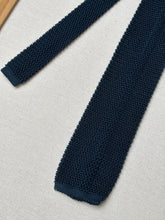 Afbeelding in Gallery-weergave laden, Harrison cravate marine vintage en tricot de soie Made in Italy