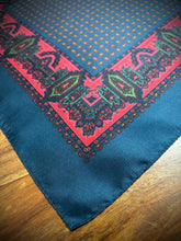 Load image into Gallery viewer, Pochette marine vintage en soie à motif paisley Made in England