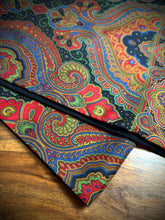 Charger l'image dans la galerie, Foulard vintage double face en laine et soie Made in Italy