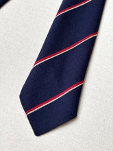 Charger l'image dans la galerie, Austin Reed cravate marine club en laine Made in England