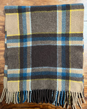 Afbeelding in Gallery-weergave laden, Berteil écharpe à carreaux en laine d'agneau Made in Scotland