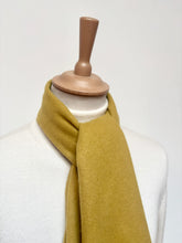 Carica l'immagine nel visualizzatore di Gallery, Sciarpa in lana e cashmere blu Mackintosh, realizzata in Scozia