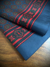 Charger l'image dans la galerie, Pochette bleue vintage en soie à motif géométrique Made in England