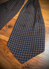 Lade das Bild in den Galerie-Viewer, Balthazar cravate ascot en soie marine à motif géométrique Made in France