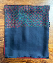 Charger l'image dans la galerie, Foulard vintage double face en laine et soie Made in Italy