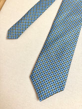 Load image into Gallery viewer, Cravats of London cravate bleue en soie à motif géométrique Made in England