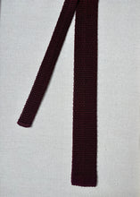 Lade das Bild in den Galerie-Viewer, Cravate tricot vintage bordeaux en soie