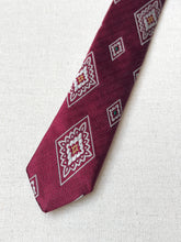 Charger l'image dans la galerie, Daniel Crémieux cravate rouge vintage en soie à motif géométrique Made in France