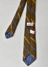Charger l'image dans la galerie, The Scotch House cravate club moutarde en laine Shetland Made in Scotland