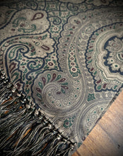 Load image into Gallery viewer, Foulard classique en soie à motif floral Made in England