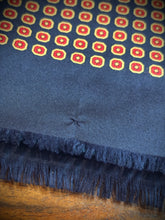Lade das Bild in den Galerie-Viewer, Foulard écharpe vintage double face en laine et soie à motif géométrique Made in Italy