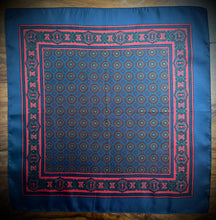 Charger l'image dans la galerie, Pochette bleue vintage en soie à motif géométrique Made in England