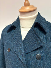 Lade das Bild in den Galerie-Viewer, Harris Tweed X Beaver’s manteau femme en tweed à chevrons 100% laine vierge 36