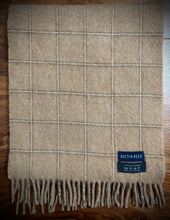 Načíst obrázek do prohlížeče Galerie, Kašmírový šátek Austin Reed béžové barvy s kostkou, vyrobený ve Skotsku