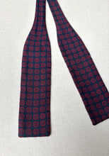 Charger l'image dans la galerie, Noeud papillon vintage bleu marine en soie Made in Italy