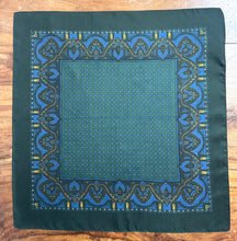 Lade das Bild in den Galerie-Viewer, Pochette paisley vintage verte en soie Made in England