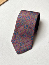 Lade das Bild in den Galerie-Viewer, Revillon cravate vintage en soie à motif géomérique Made in France