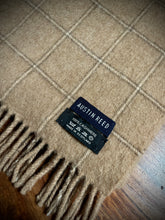 Načíst obrázek do prohlížeče Galerie, Kašmírový šátek Austin Reed béžové barvy s kostkou, vyrobený ve Skotsku