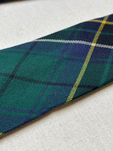 Cargar imagen en el visor de la galería, The Scotch House cravate tartan en laine vierge Made in Scotland
