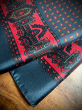 Charger l'image dans la galerie, Pochette marine vintage en soie à motif paisley Made in England