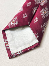 Charger l'image dans la galerie, Daniel Crémieux cravate rouge vintage en soie à motif géométrique Made in France