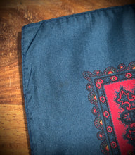 Charger l'image dans la galerie, Pochette marine vintage en soie à motif paisley Made in England