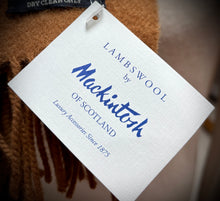 Načíst obrázek do prohlížeče Galerie, Šála Mackintosh Camel z čisté panenské vlny, vyrobená ve Skotsku