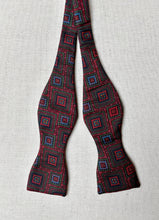 Charger l'image dans la galerie, Noeud papillon rouge vintage à motif géométrique en soie