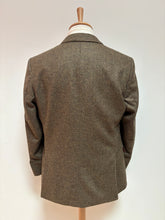 Charger l'image dans la galerie, British House X Robert Noble blazer à chevrons en laine vierge 50