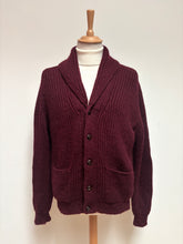 Load image into Gallery viewer, Walbusch cardigan bordeaux à col châle en laine vierge 52 Made in Great Britain