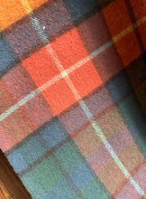 Charger l'image dans la galerie, Johnstons écharpe à carreaux 100% laine Made in Scotland